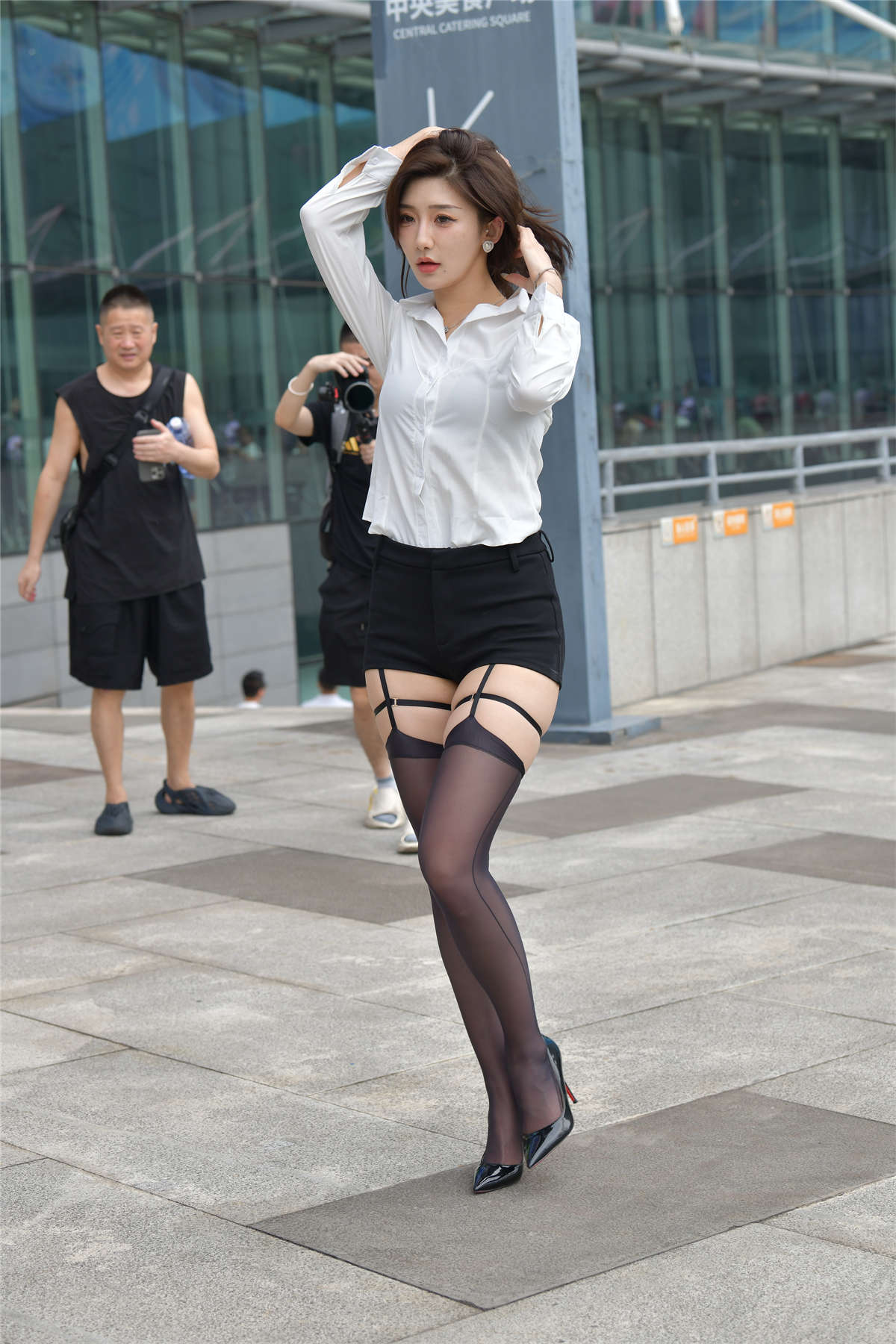 图片[2]-衬衫短裤黑白搭配-日更街拍