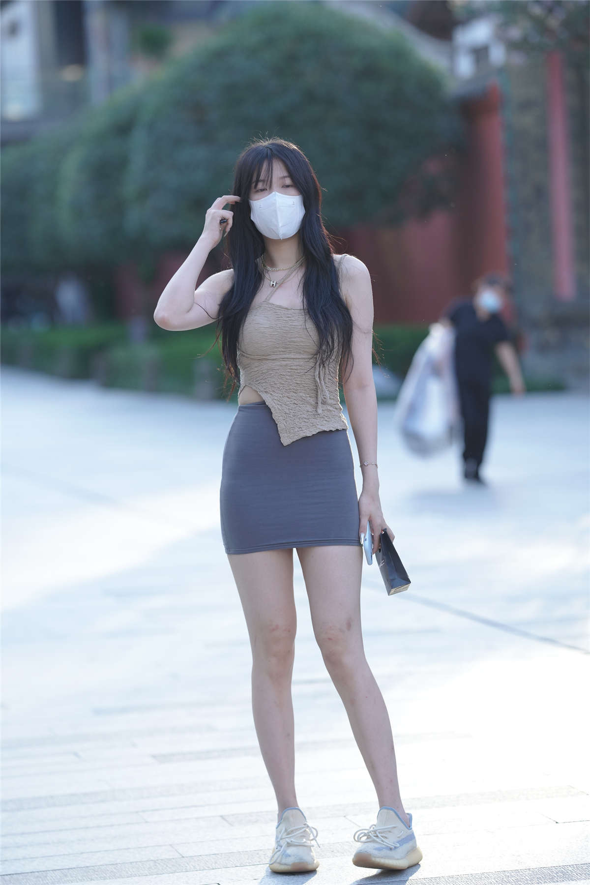 长腿紧身灰色包臀裙美女-日更街拍