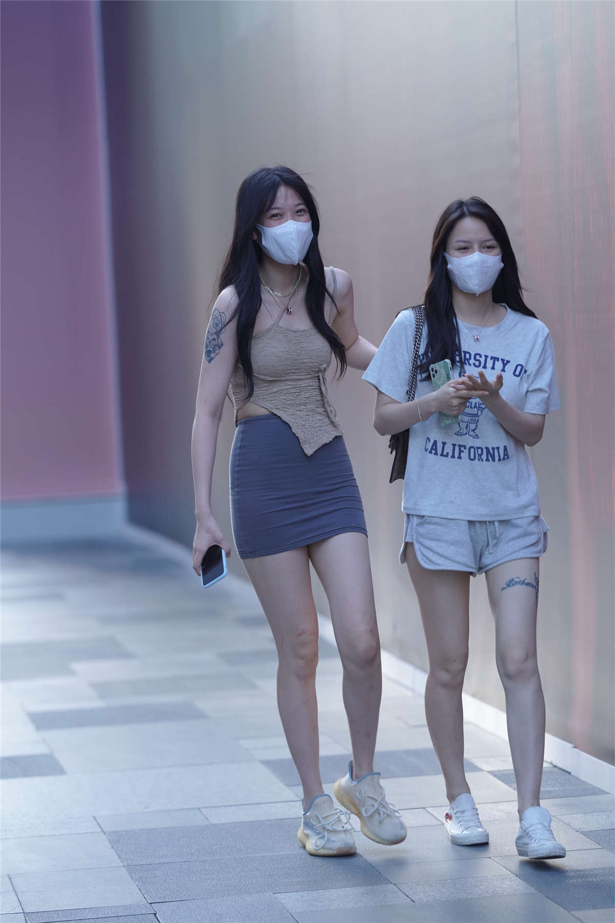 图片[2]-长腿紧身灰色包臀裙美女-日更街拍