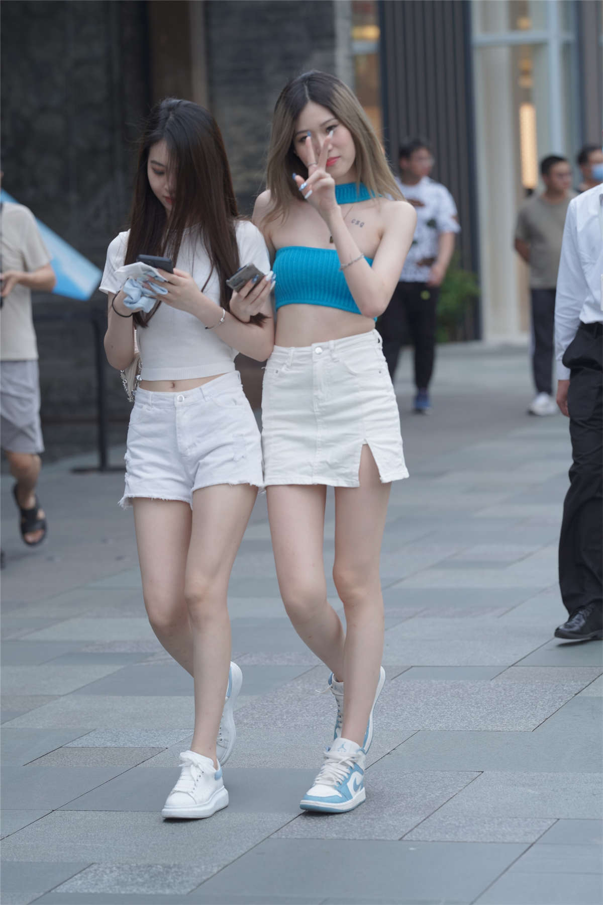 两位可爱美腿美女-日更街拍