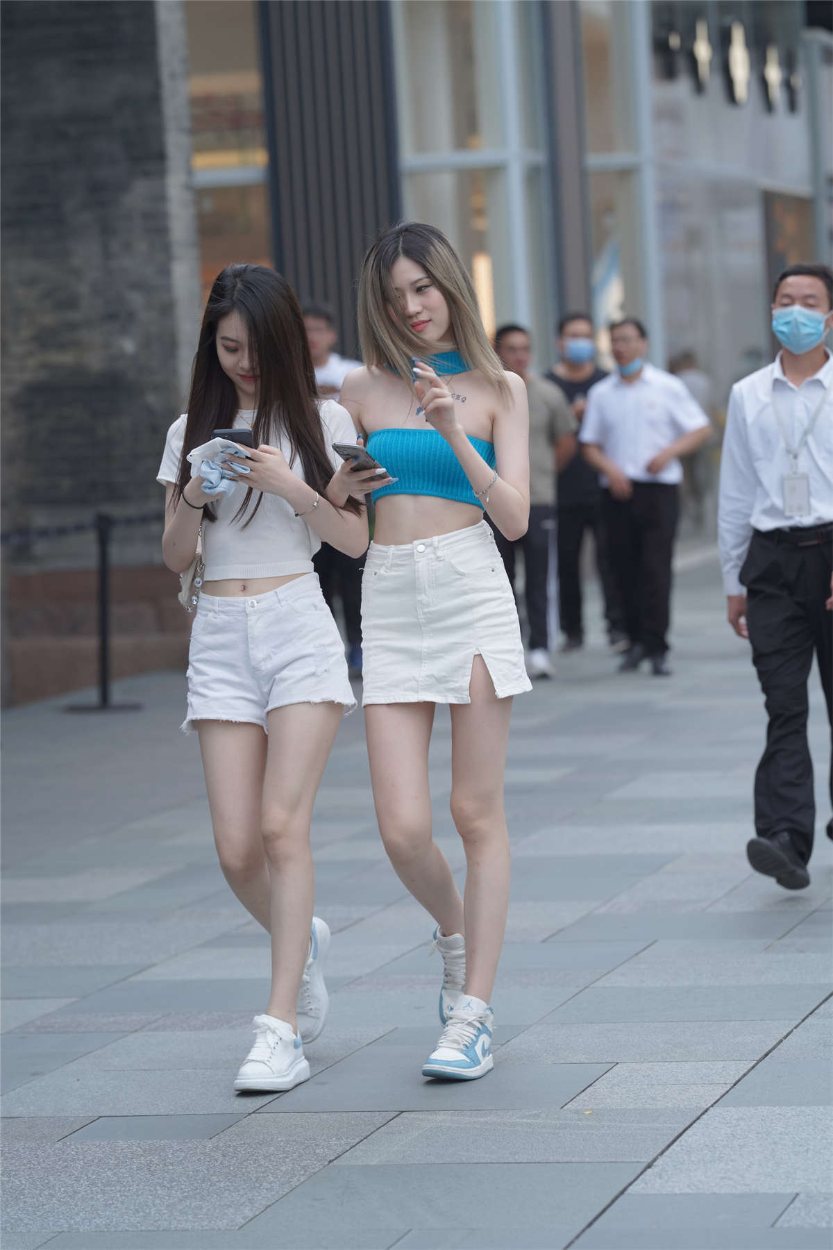 图片[2]-两位可爱美腿美女-日更街拍