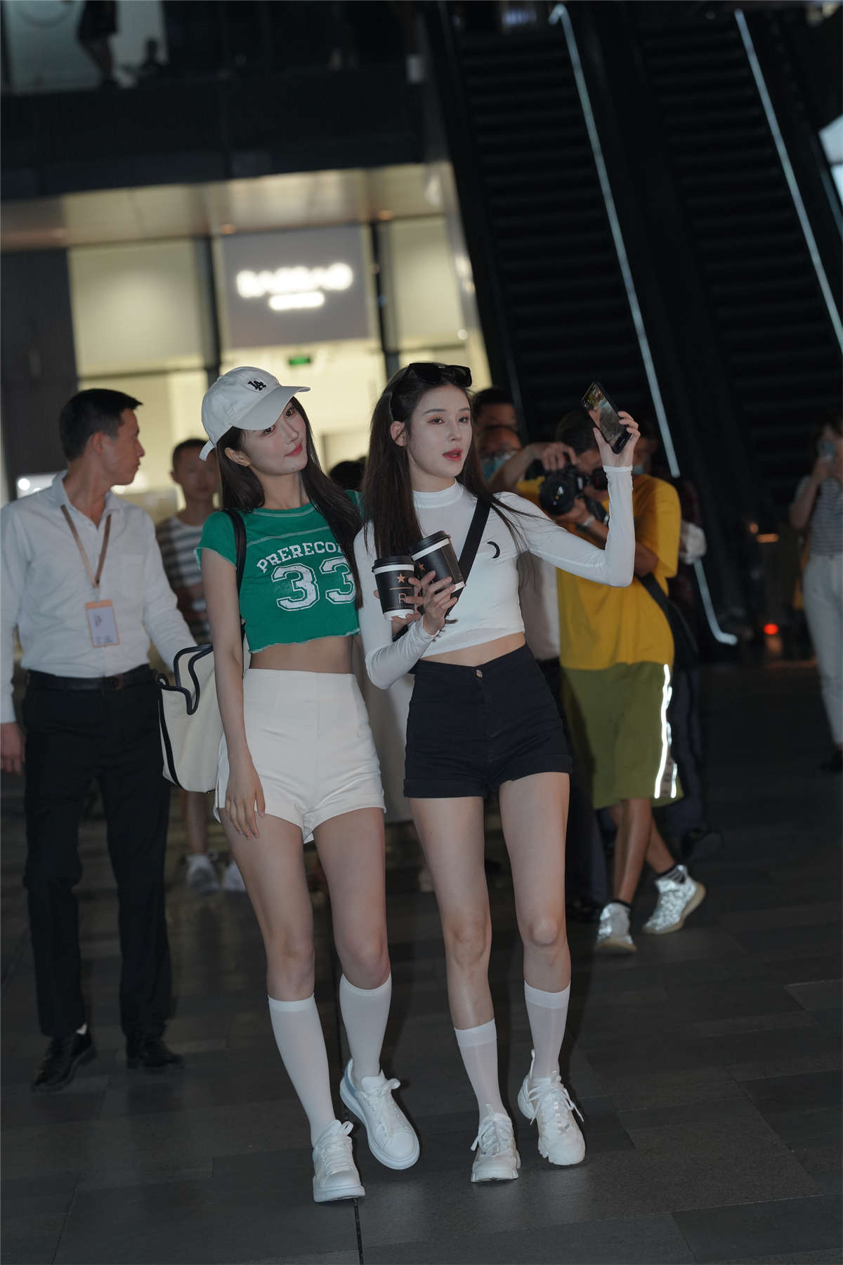 图片[2]-闺蜜间的黑白搭配-日更街拍