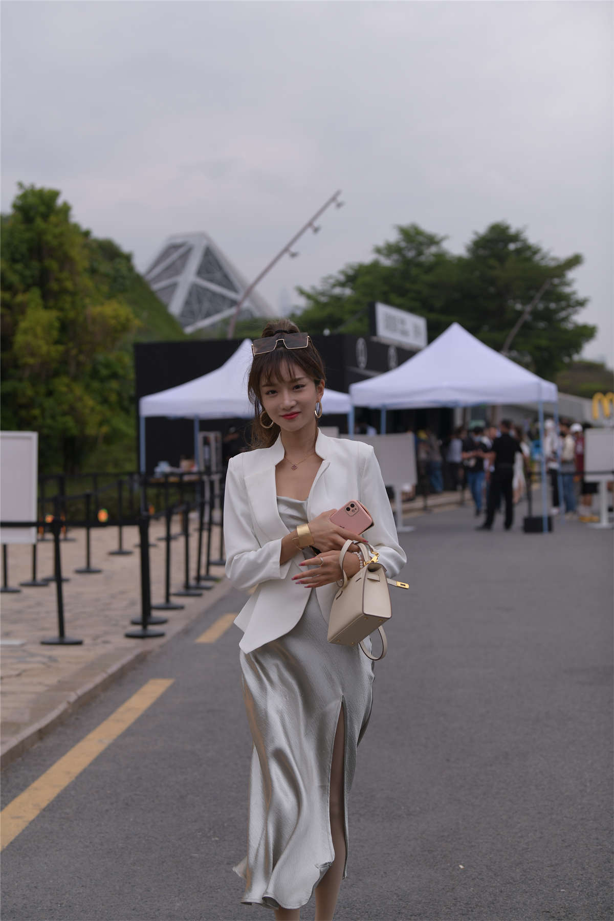 图片[2]-魅力丝质长裙-日更街拍