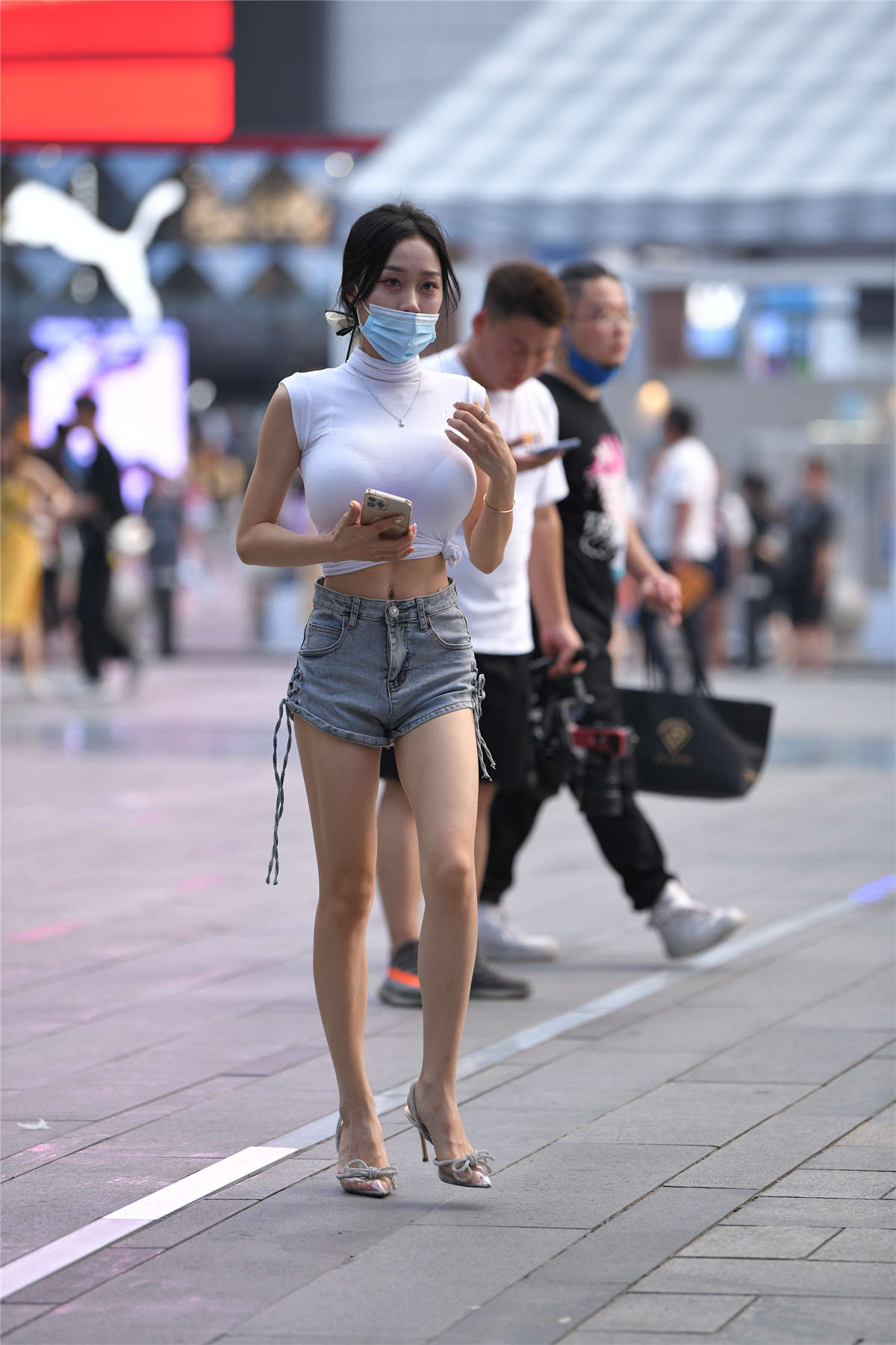 图片[2]-牛仔短裤性感美女-日更街拍