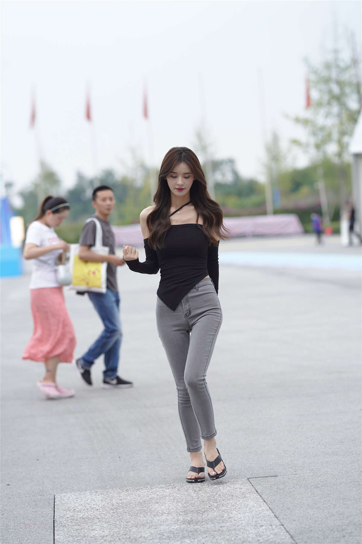 图片[2]-甜美牛仔裤小姐姐-日更街拍