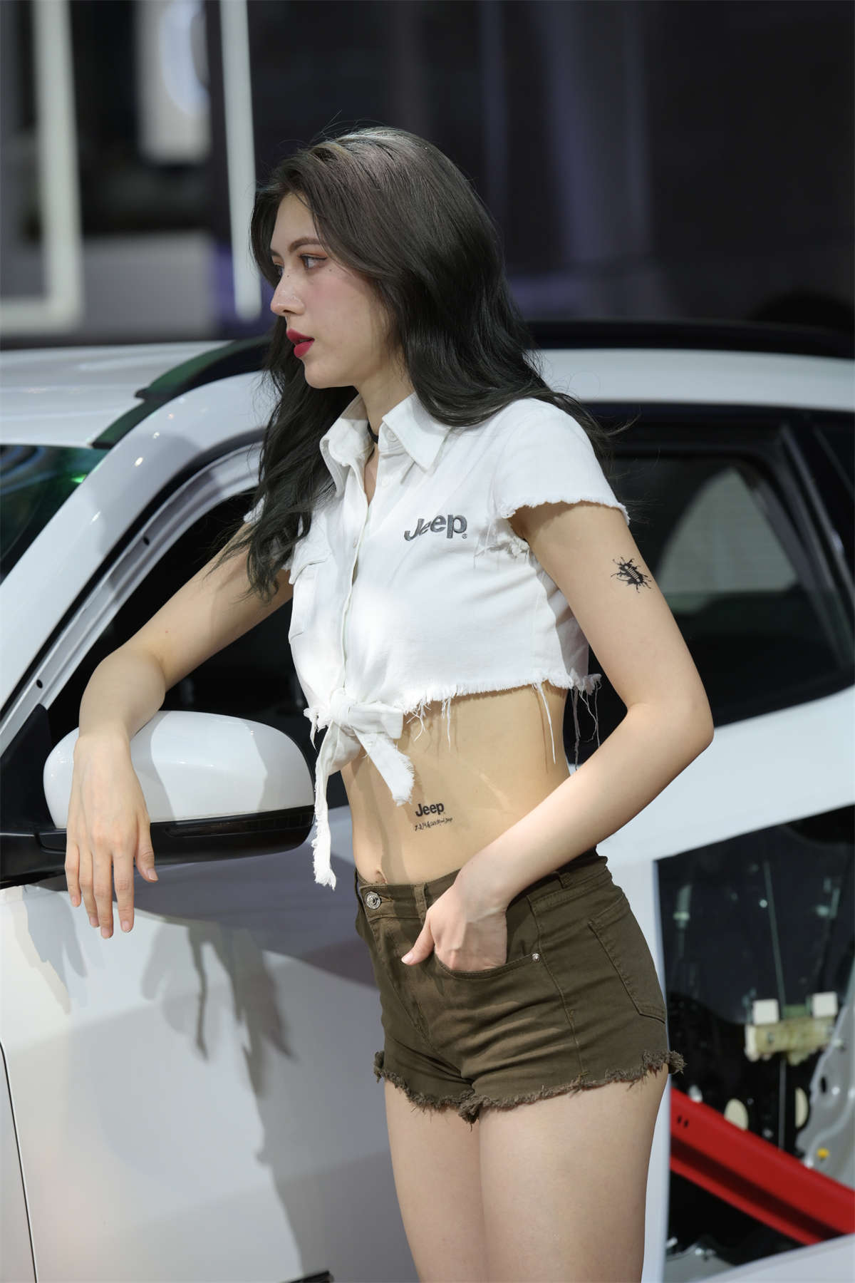 漂亮的热裤车模美女-日更街拍