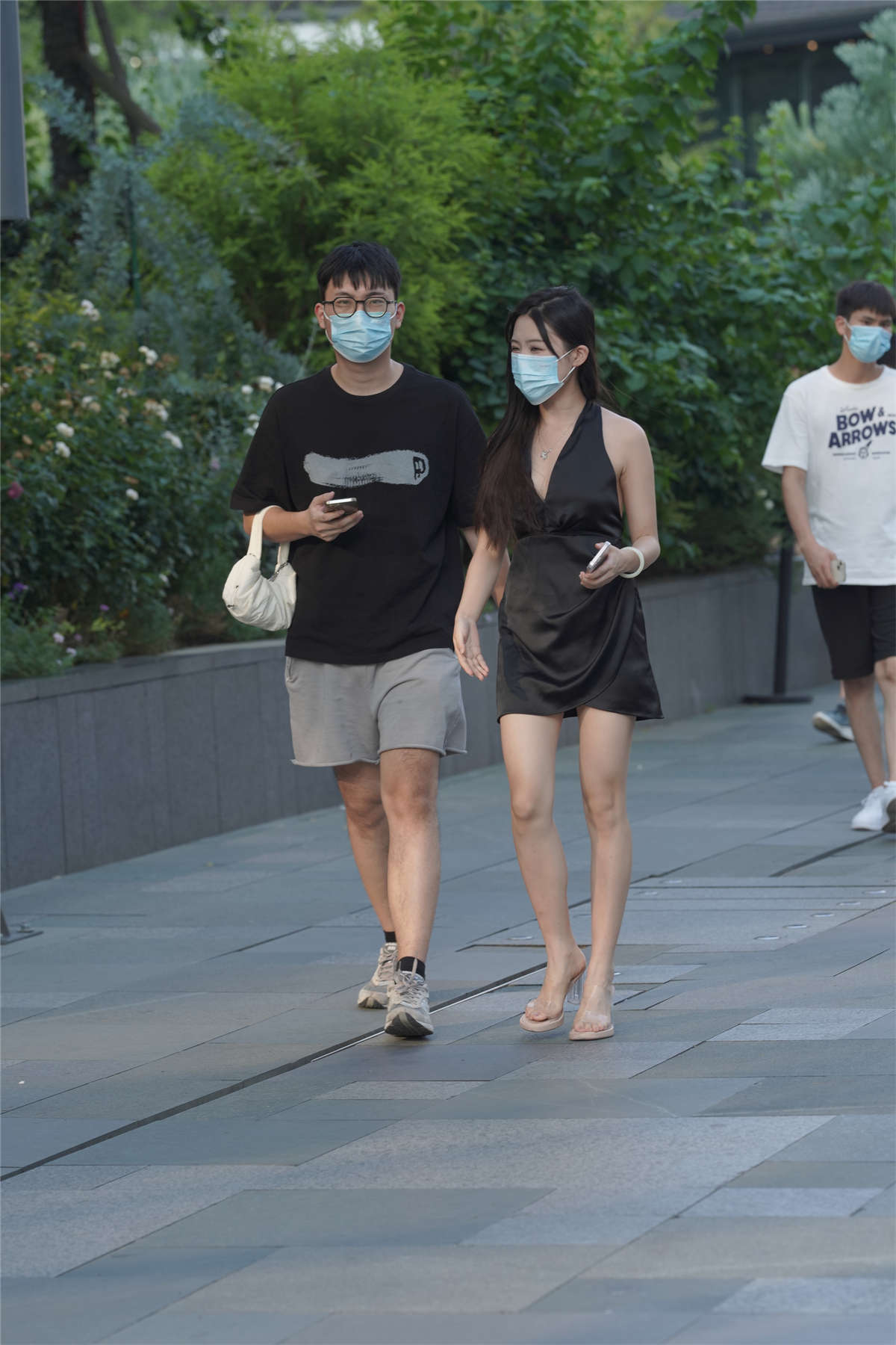 大气美丽吊带裙-日更街拍