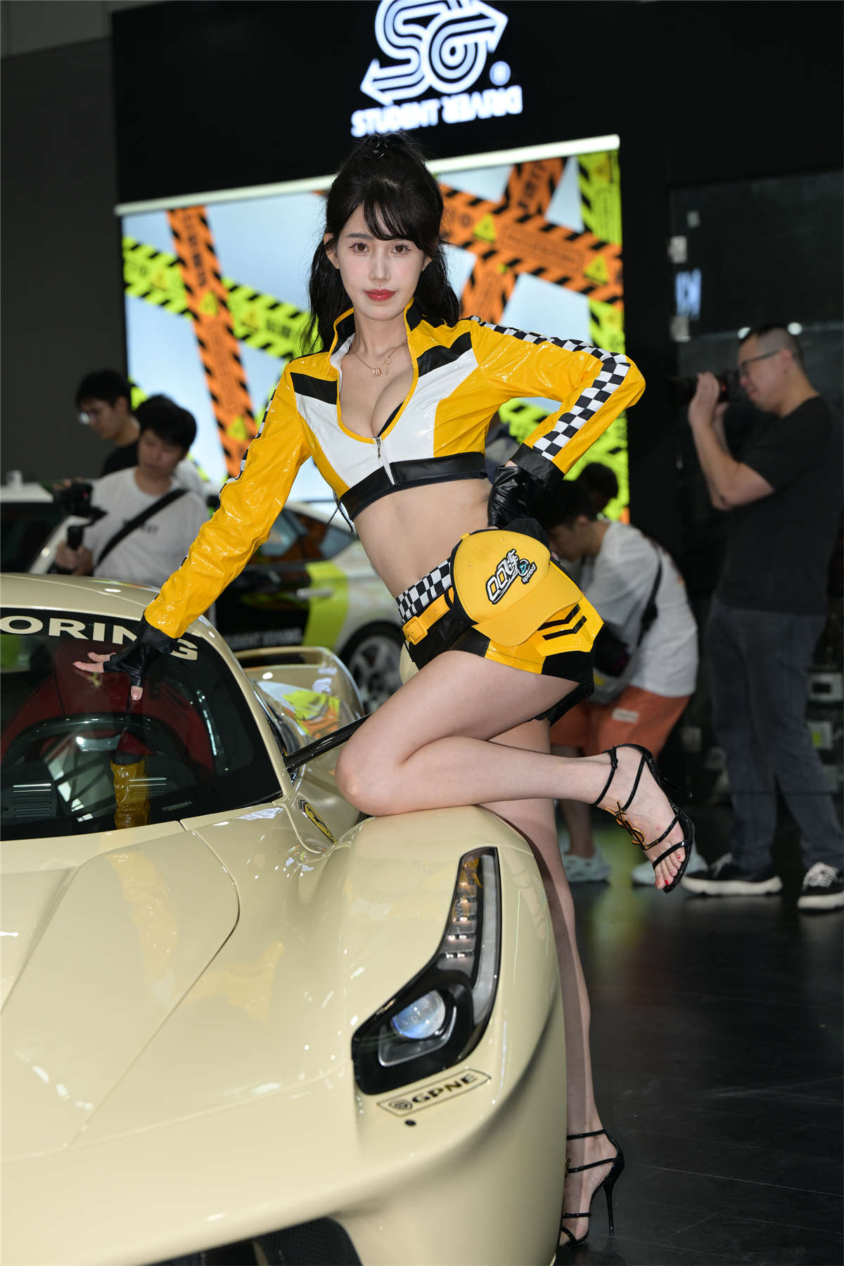 图片[2]-甜美飒爽车模-日更街拍