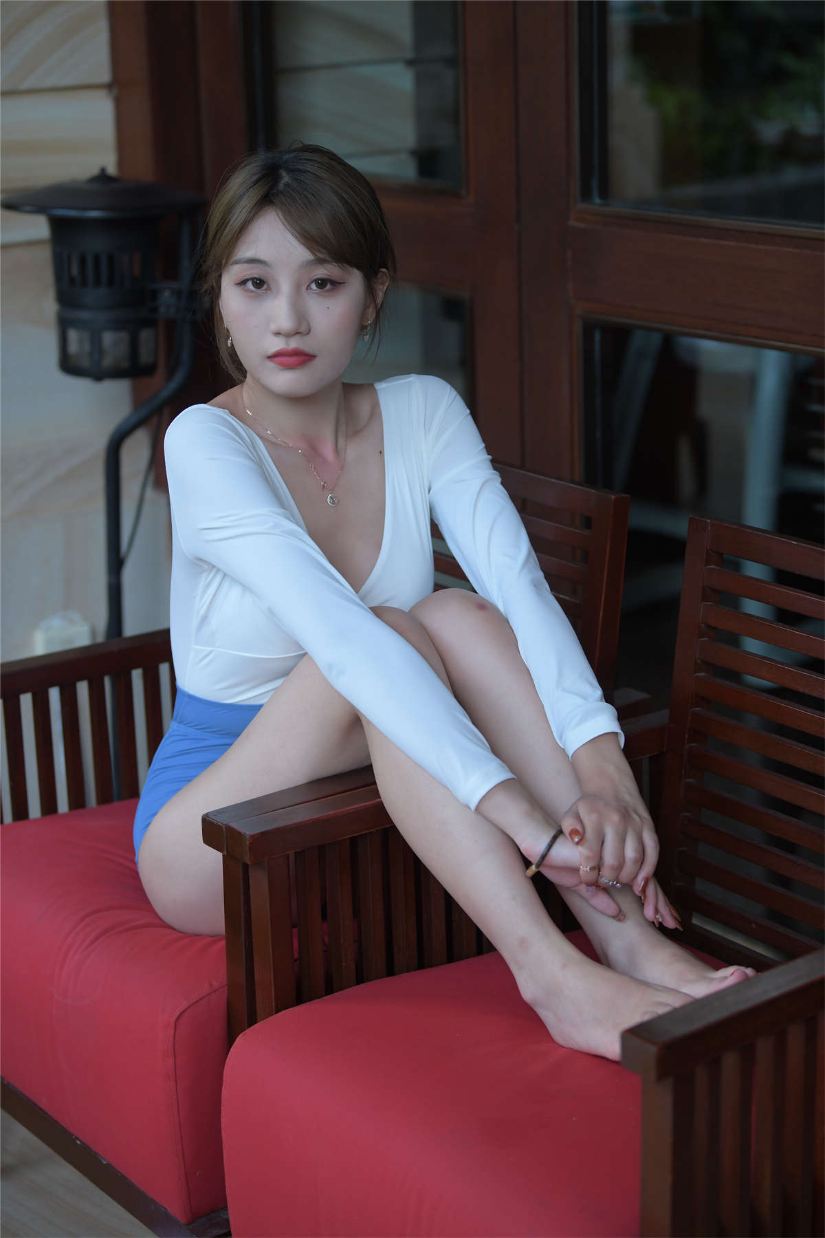 图片[2]-视觉冲击旅拍摄影作品 蓝色泳装女孩-日更街拍