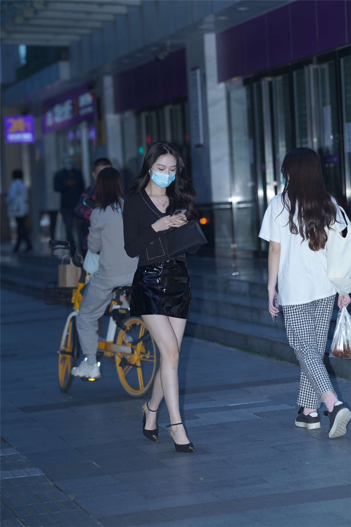 图片[2]-黑色系显白迷人-日更街拍