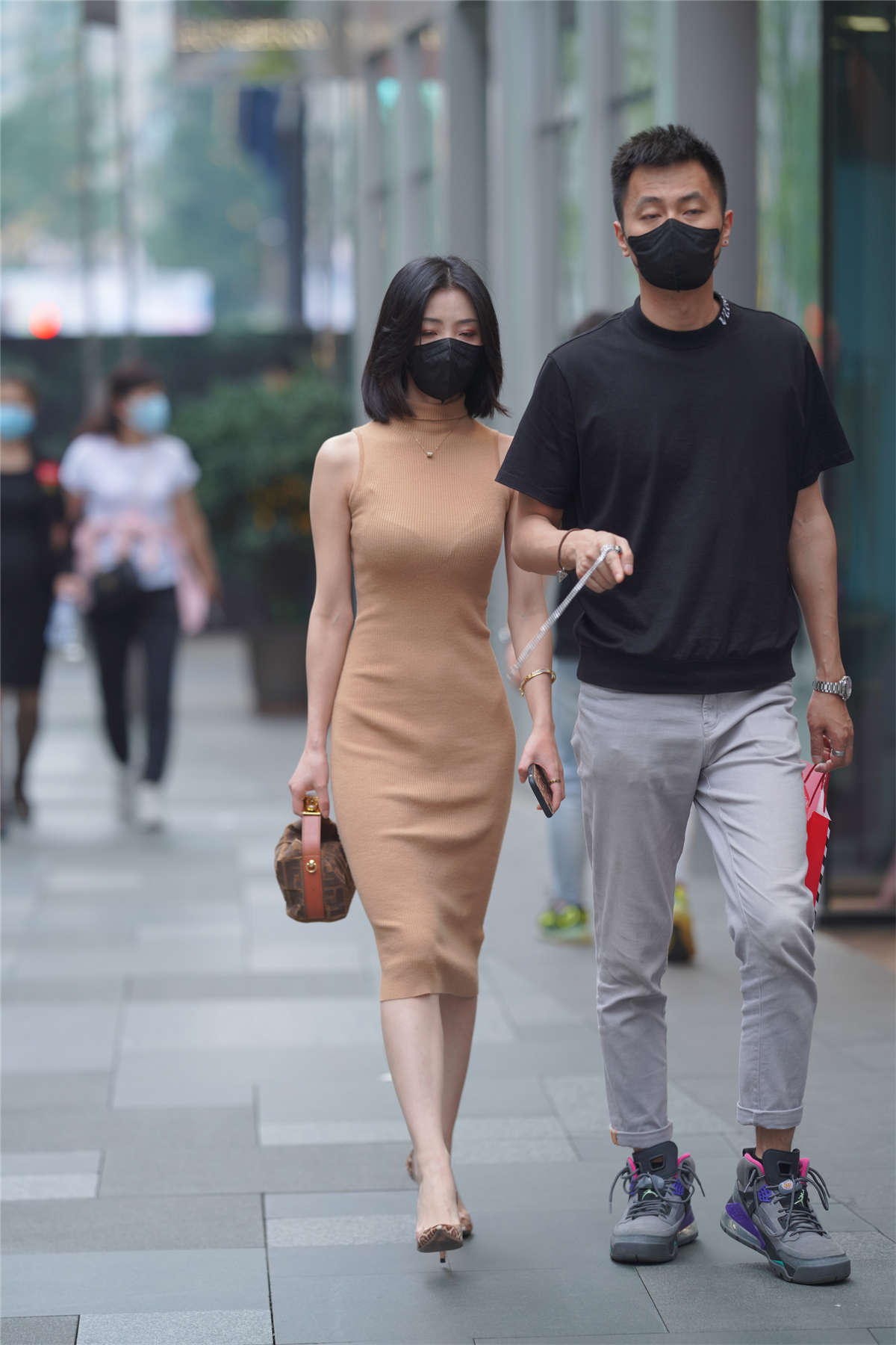 性感包臀裙美眉-日更街拍
