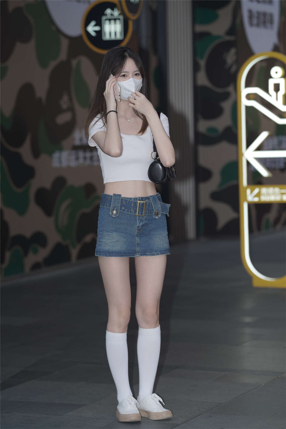 性感超短牛仔裙美眉-日更街拍