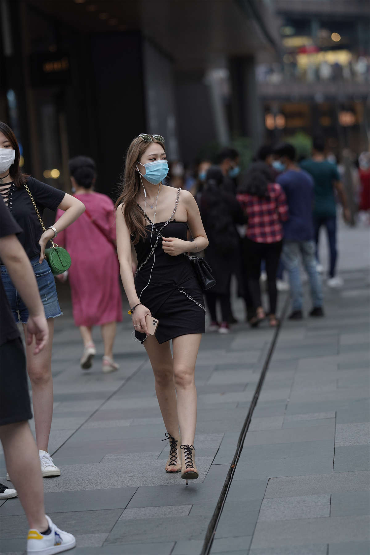 图片[2]-黑色低胸短裙-日更街拍