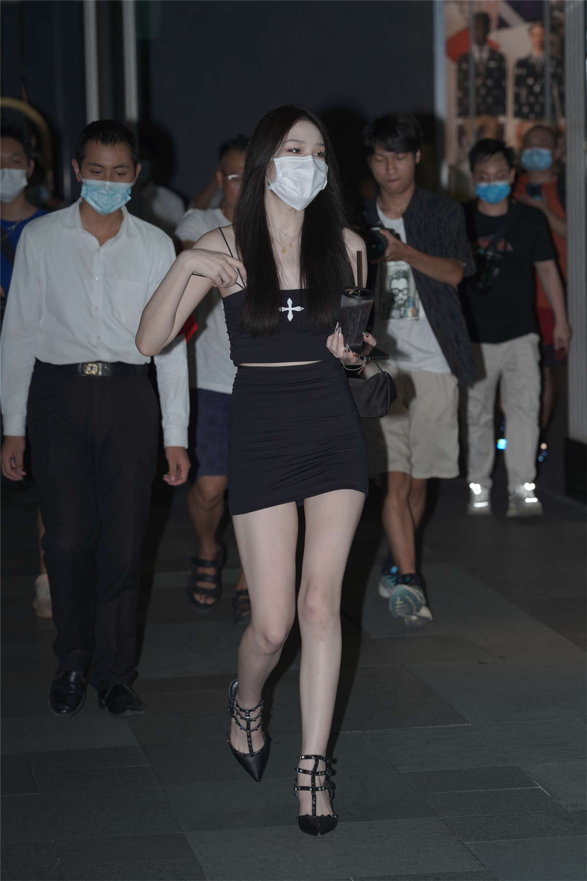 图片[2]-热裤大长腿小姐姐-日更街拍