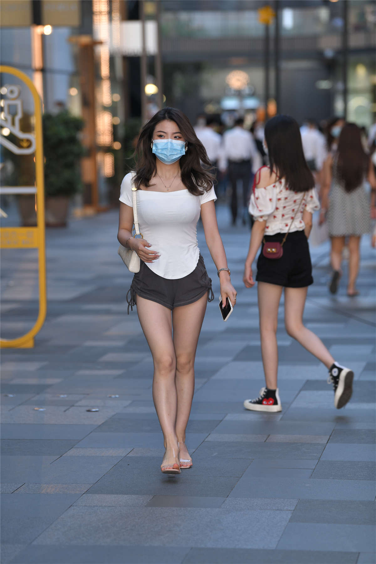 图片[2]-灰色热裤美腿凉高-日更街拍