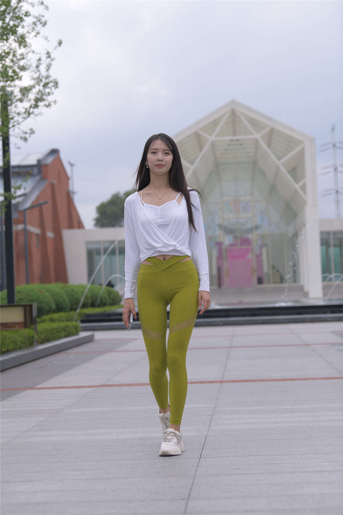 图片[2]-[魔镜原创摄影] 一始街拍作品 绿色瑜伽裤美女 工-日更街拍