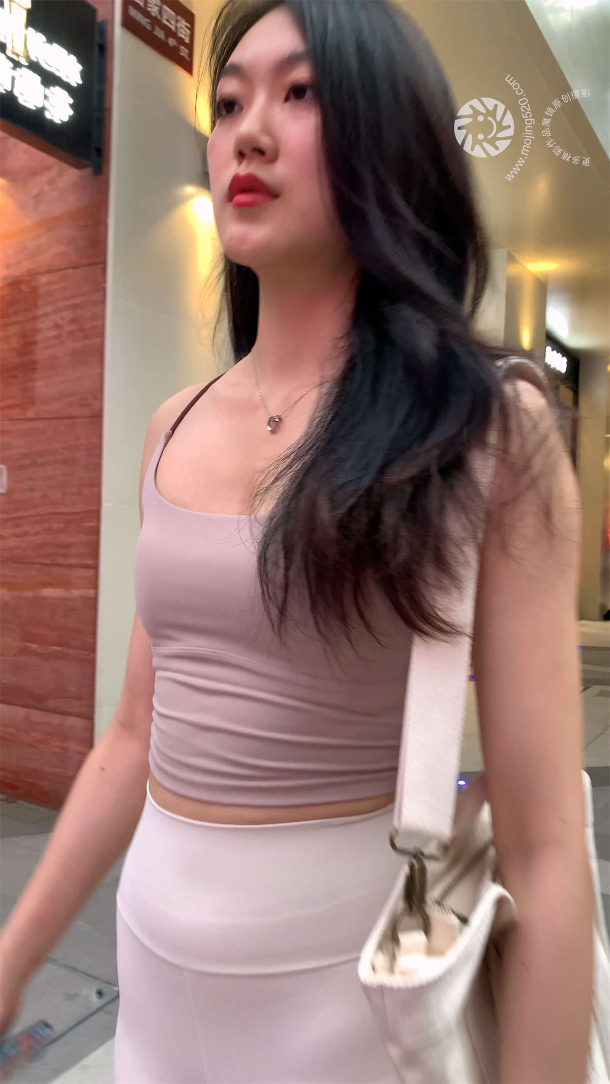 图片[2]-[魔镜原创摄影] 一始街拍作品 白色紧身裤美女-日更街拍