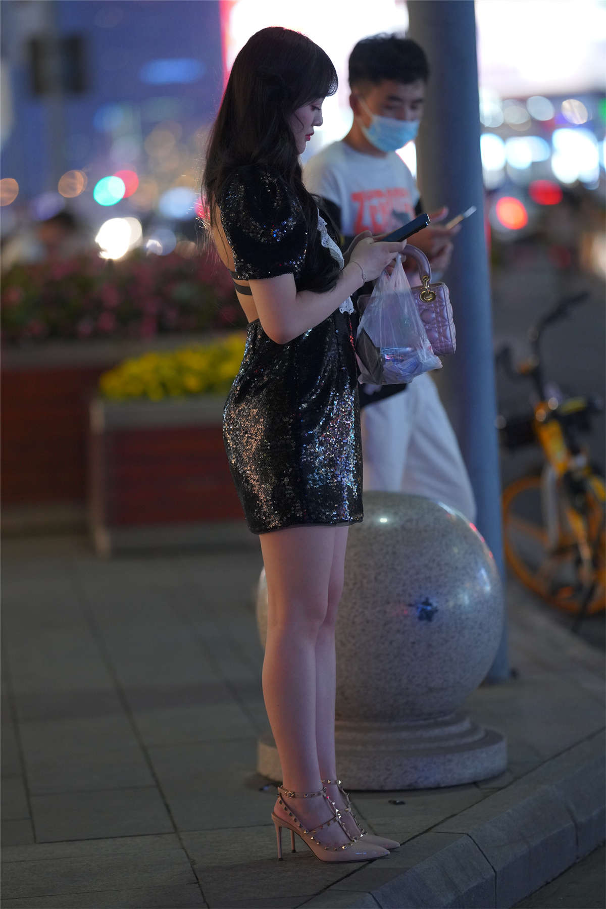 黑色露背裙-日更街拍