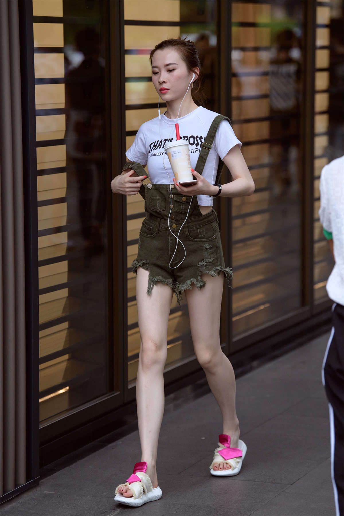 听歌的长腿牛仔热裤美女-日更街拍