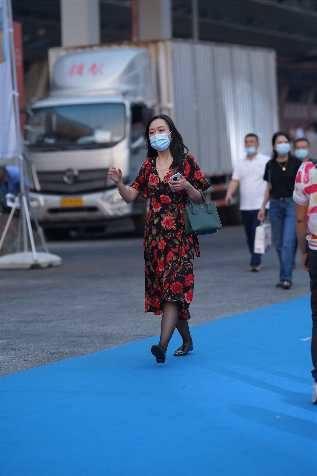 图片[2]-花色长裙黑丝-日更街拍