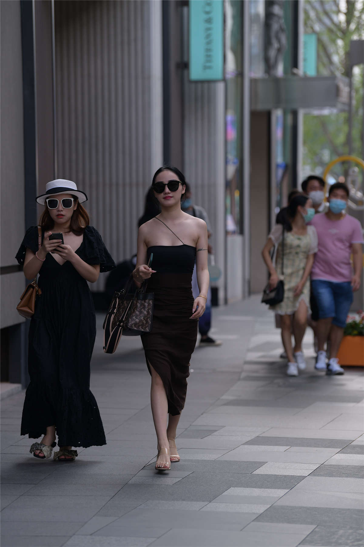 图片[2]-紧身包臀裙长香肩-日更街拍