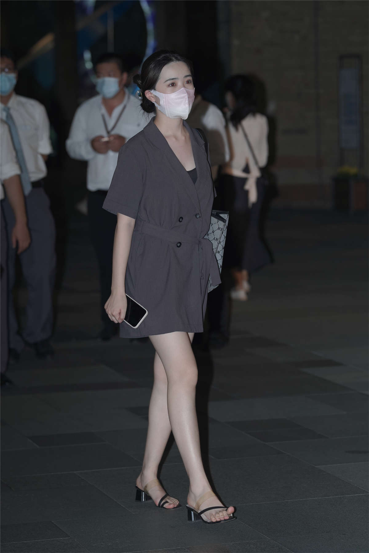 图片[2]-包臀裙小姐姐-日更街拍