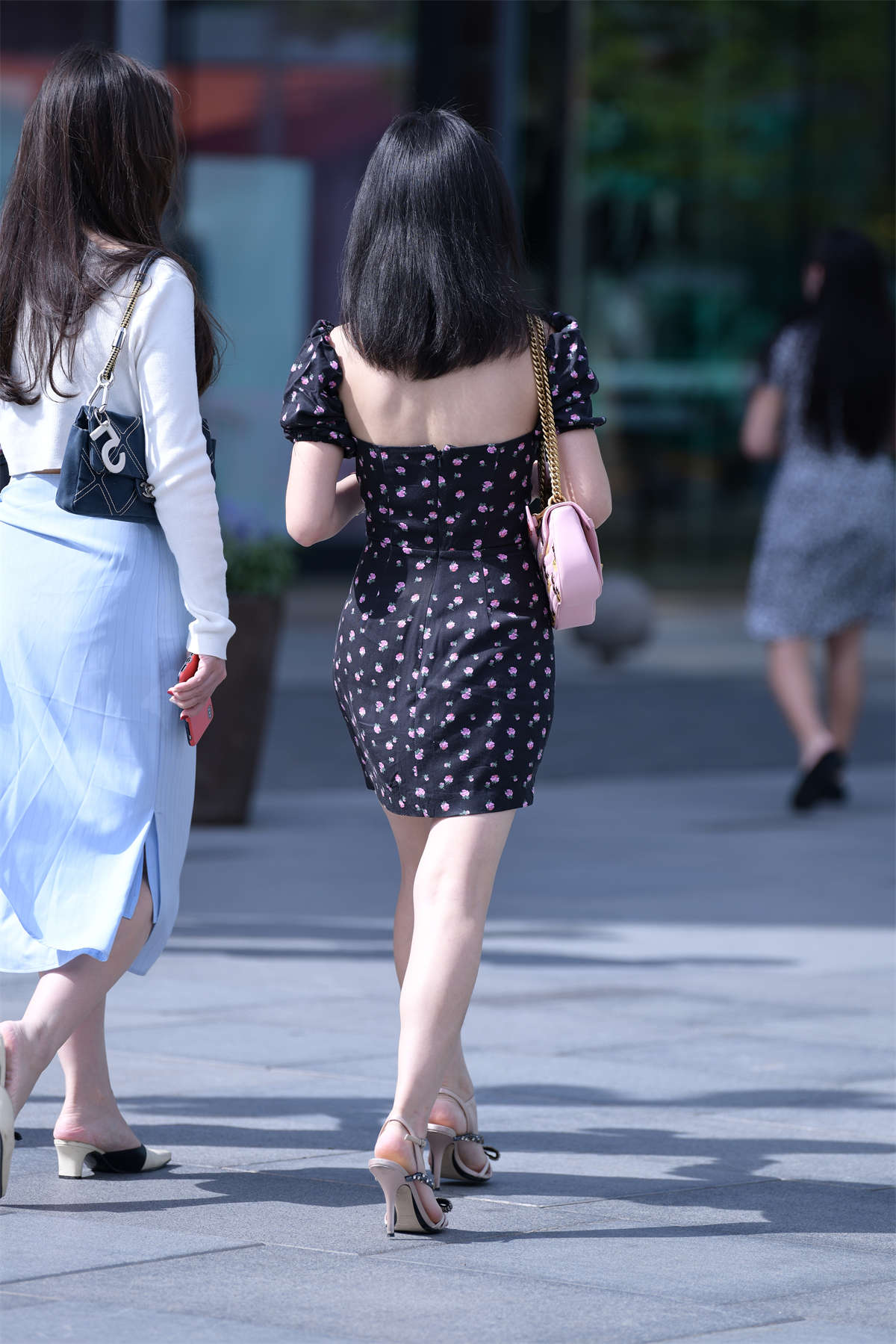紧身包臀裙短美胸美腿-日更街拍