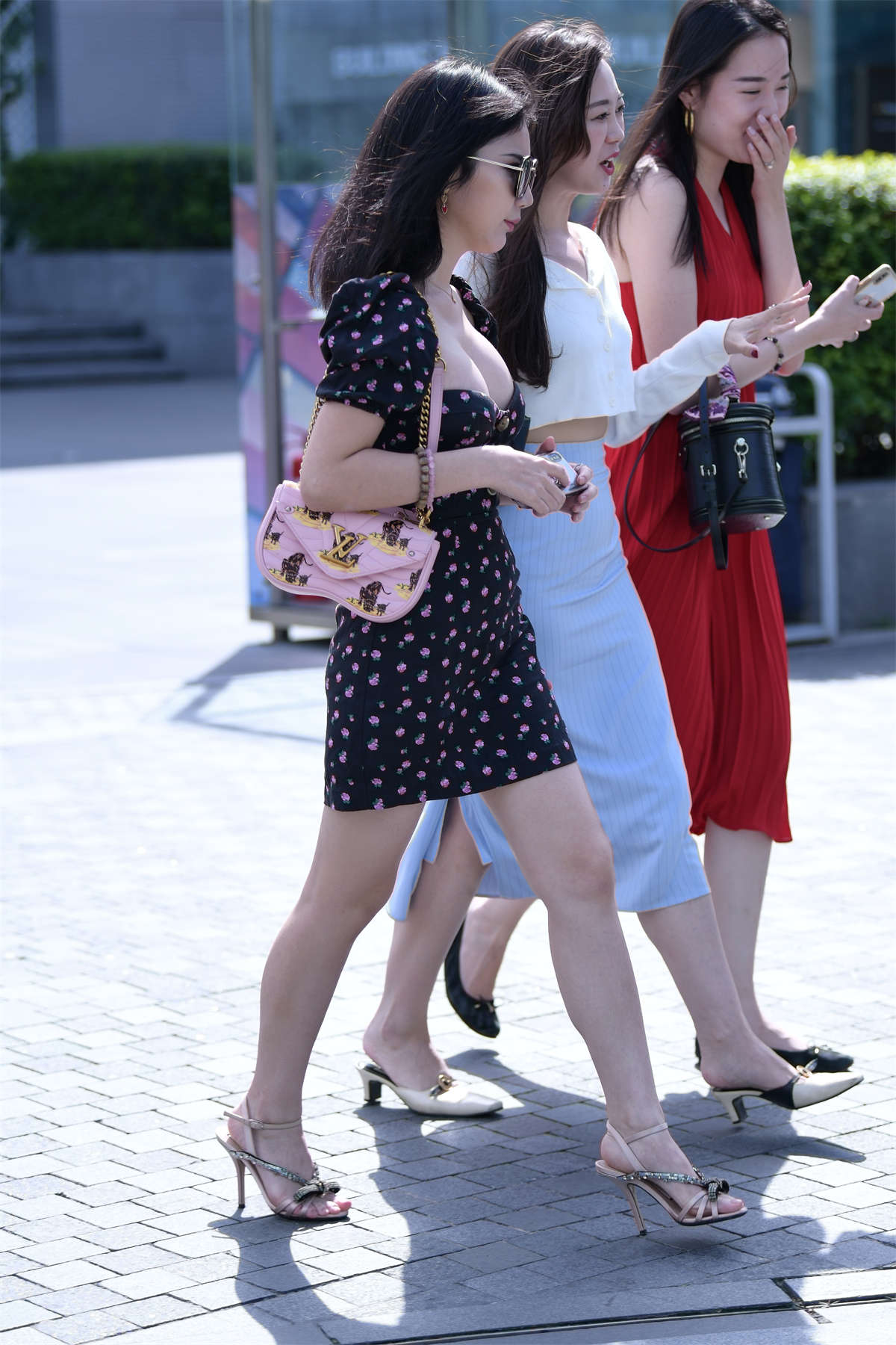 图片[2]-紧身包臀裙短美胸美腿-日更街拍