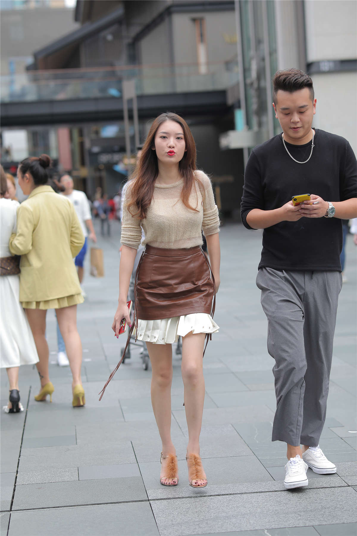 图片[2]-短裙美腿凉高美脚-日更街拍