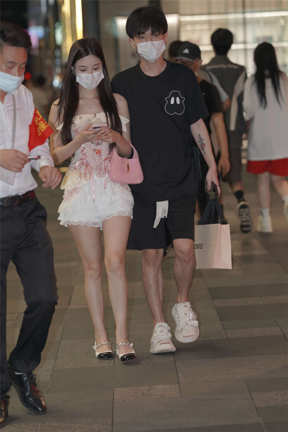 包臀裙美腿女友-日更街拍