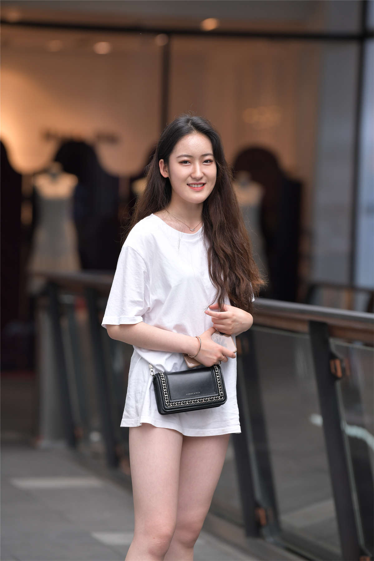 图片[2]-简单白T裇少女-日更街拍