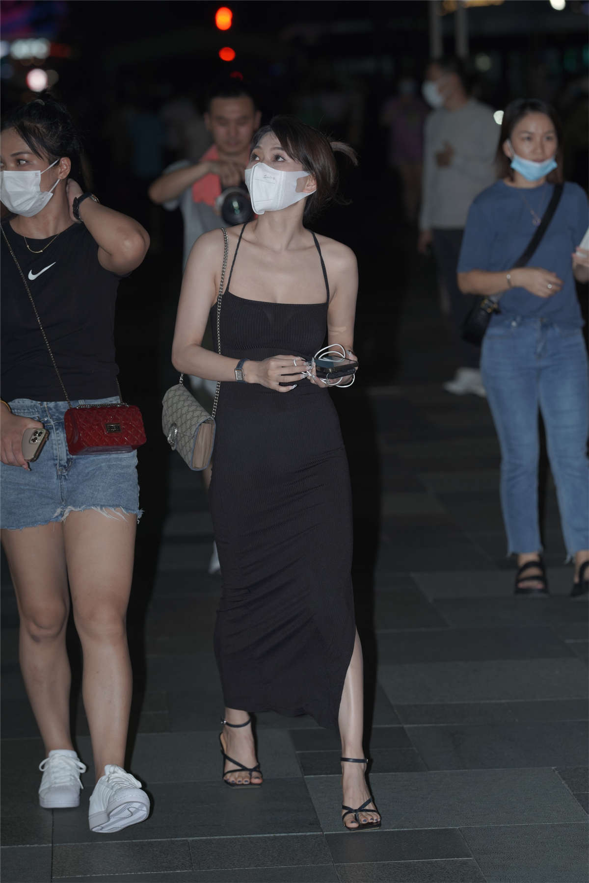 大气黑色吊带裙-日更街拍