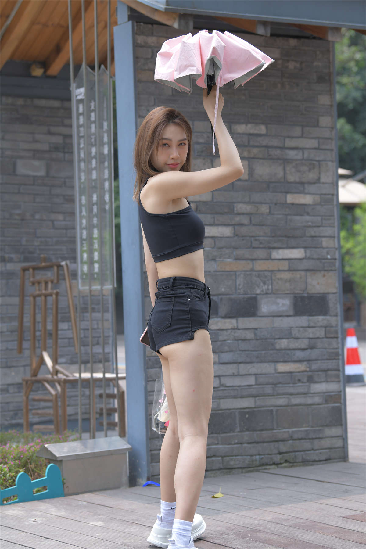 图片[2]-[魔镜原创摄影] 一始街拍作品 黑色牛仔热裤美女-日更街拍