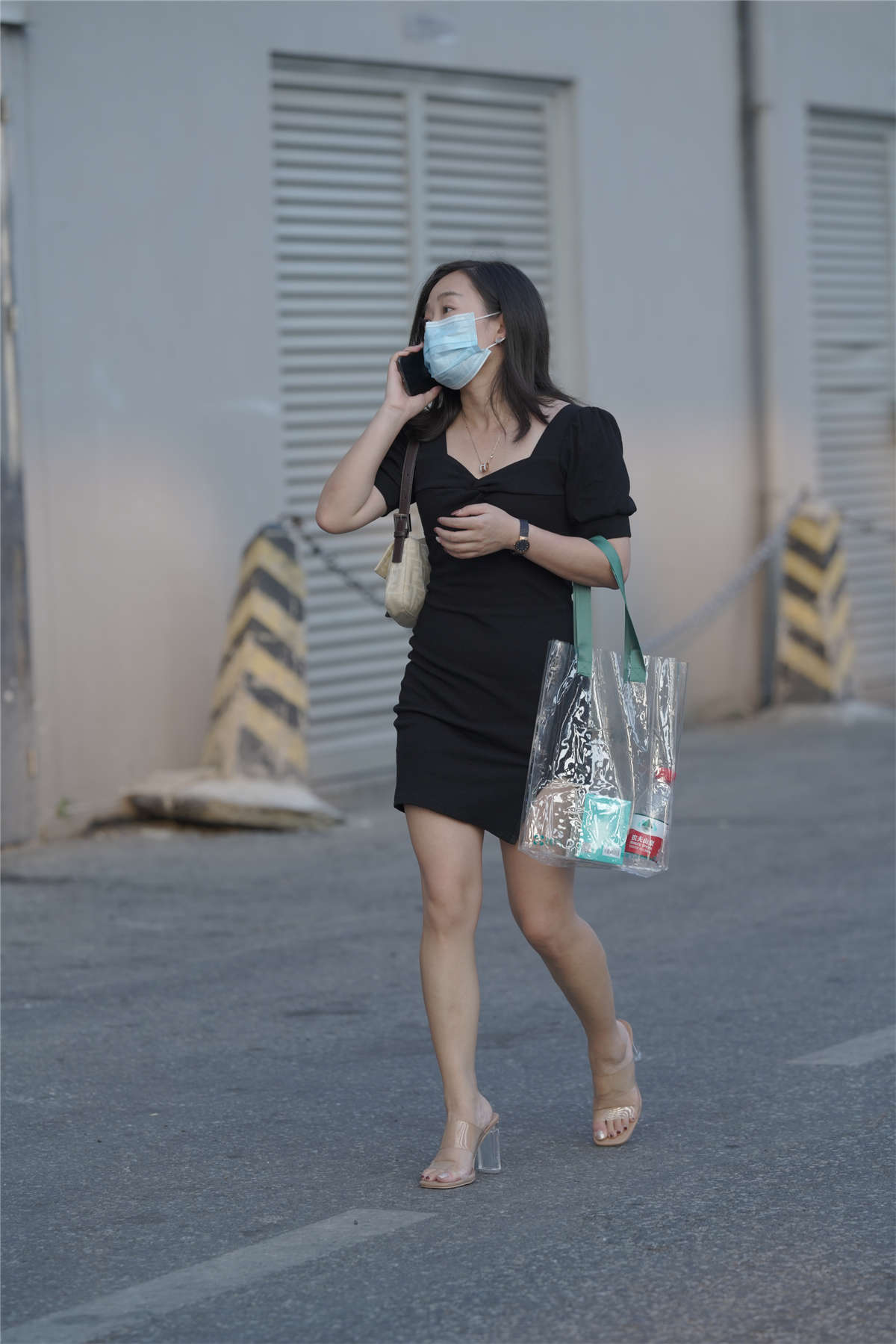 黑色紧身包臀裙凉高美脚-日更街拍