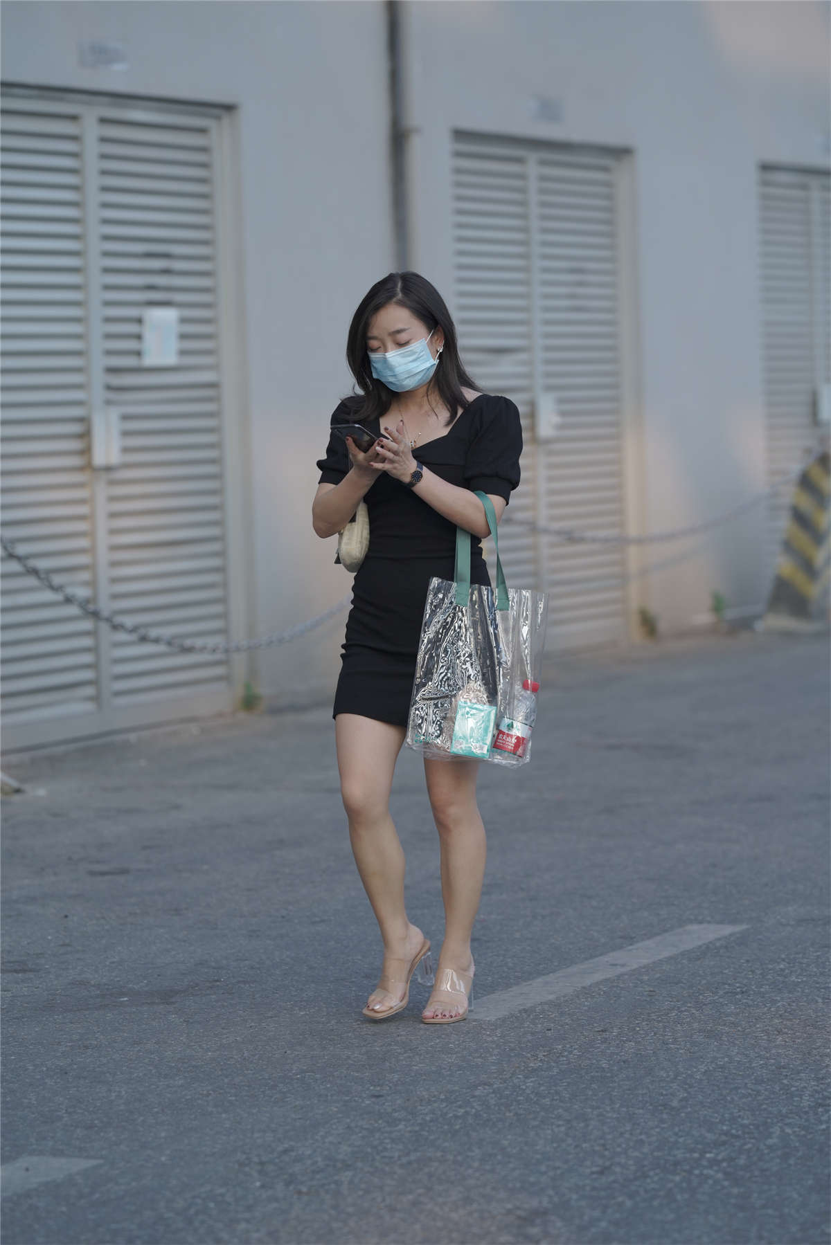 图片[2]-黑色紧身包臀裙凉高美脚-日更街拍