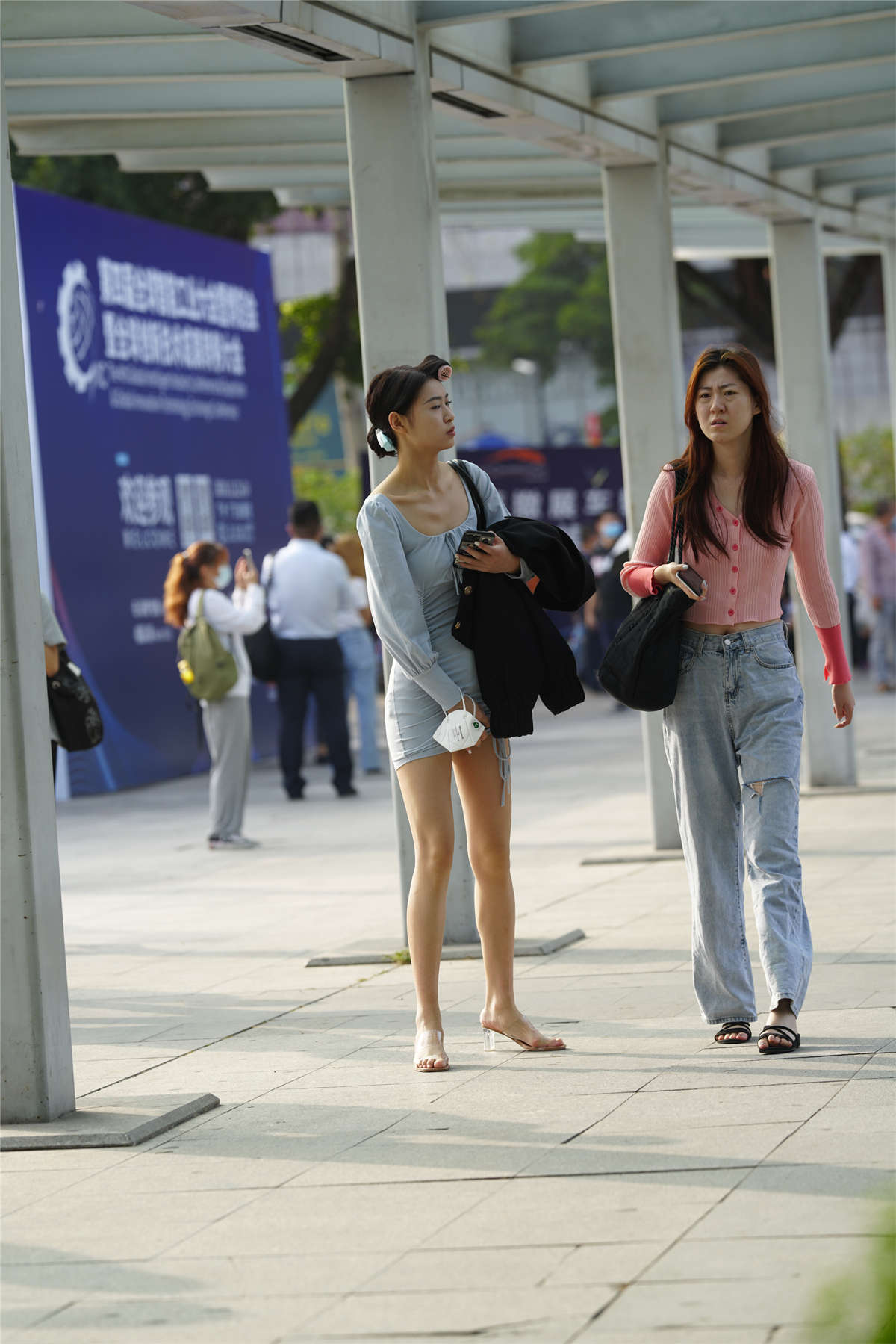 图片[2]-蓝色紧身包臀裙美腿-日更街拍