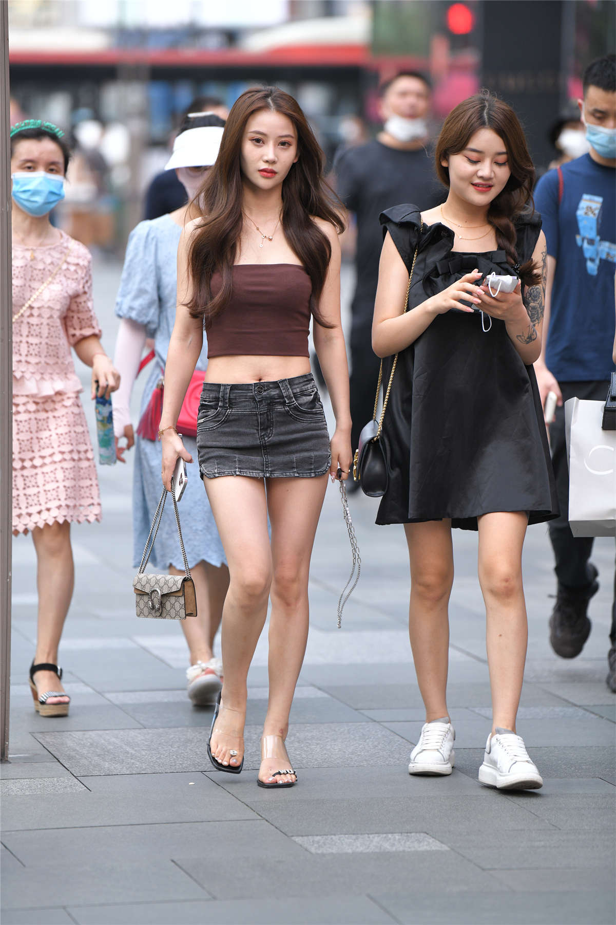 图片[2]-黑色热裤美腿凉高-日更街拍