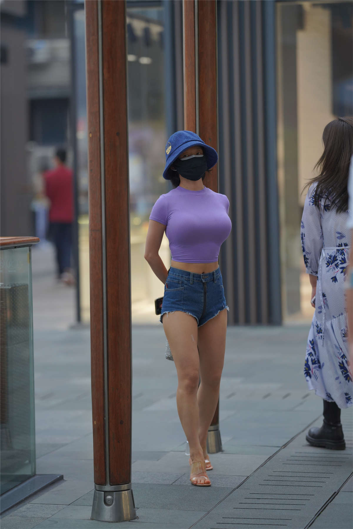 图片[2]-蓝色热裤美腿美胸-日更街拍