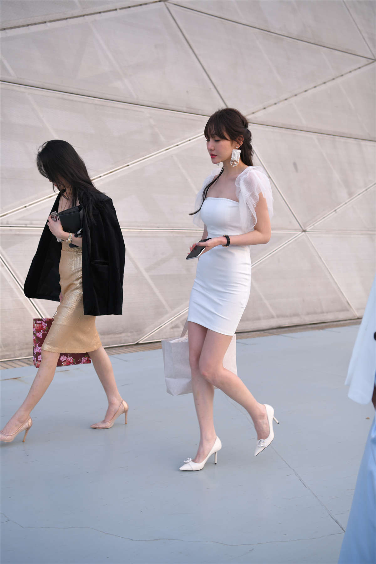 白色复古风礼服裙-日更街拍