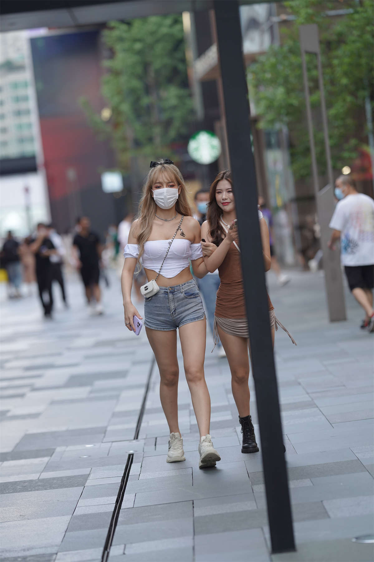 蓝色热裤美腿翘臀-日更街拍