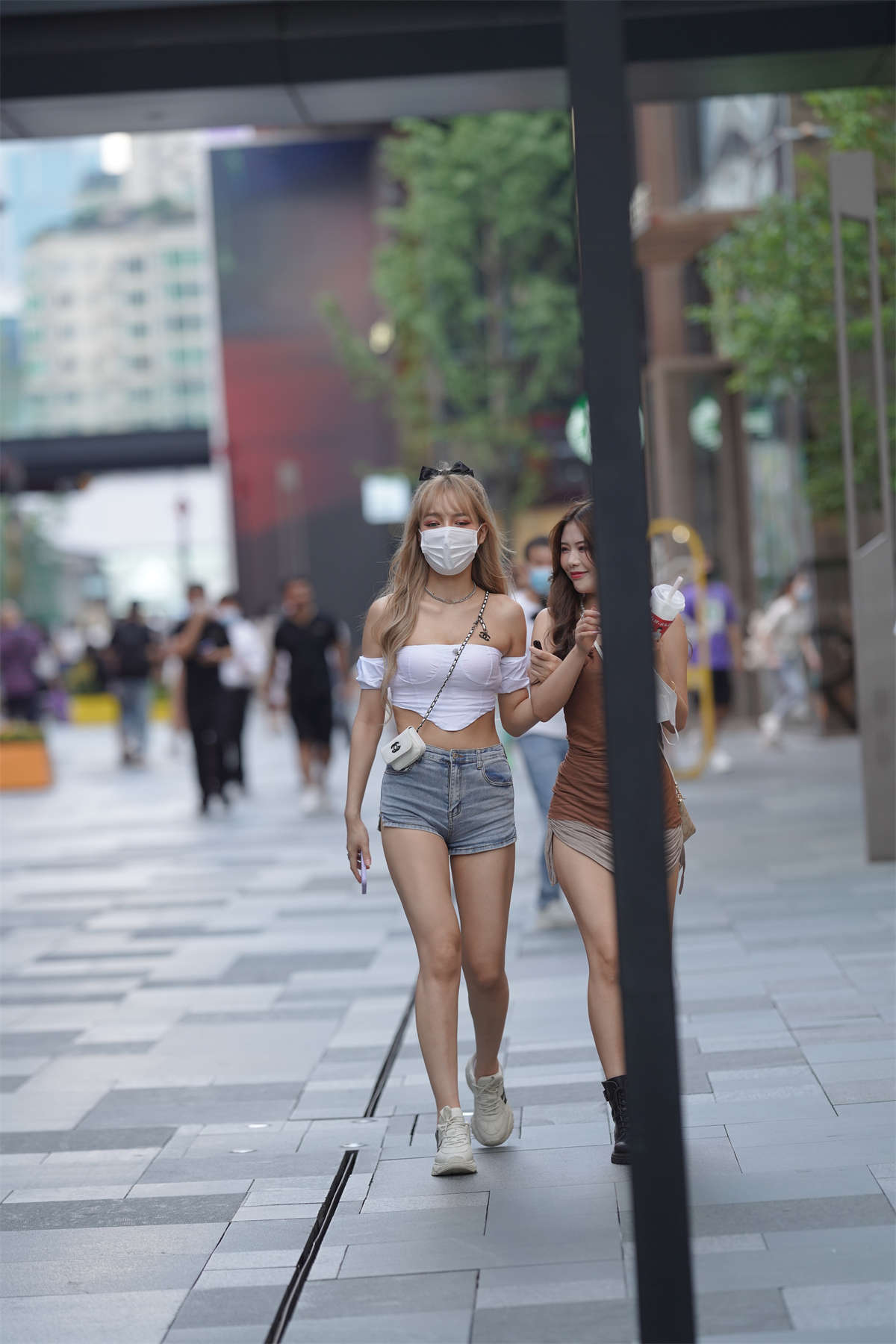 图片[2]-蓝色热裤美腿翘臀-日更街拍