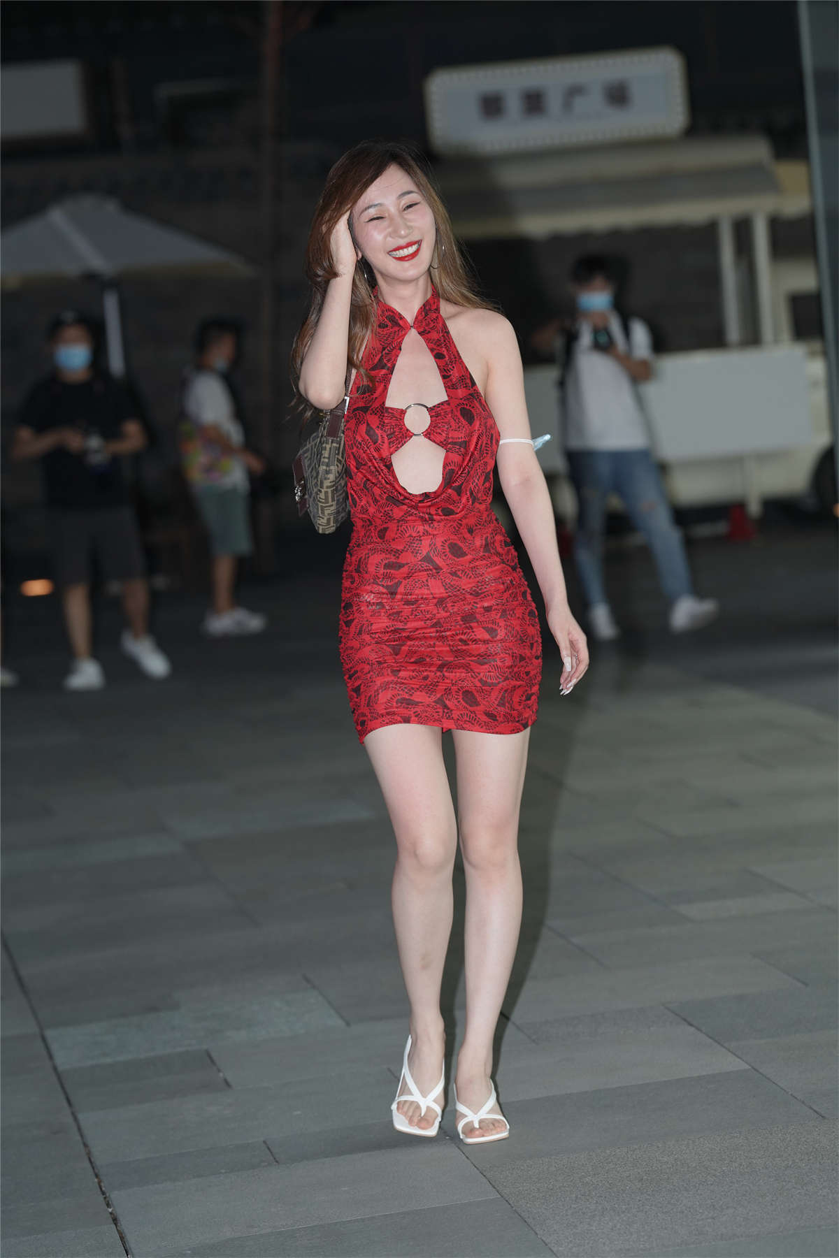 魅力亮眼的红裙-日更街拍