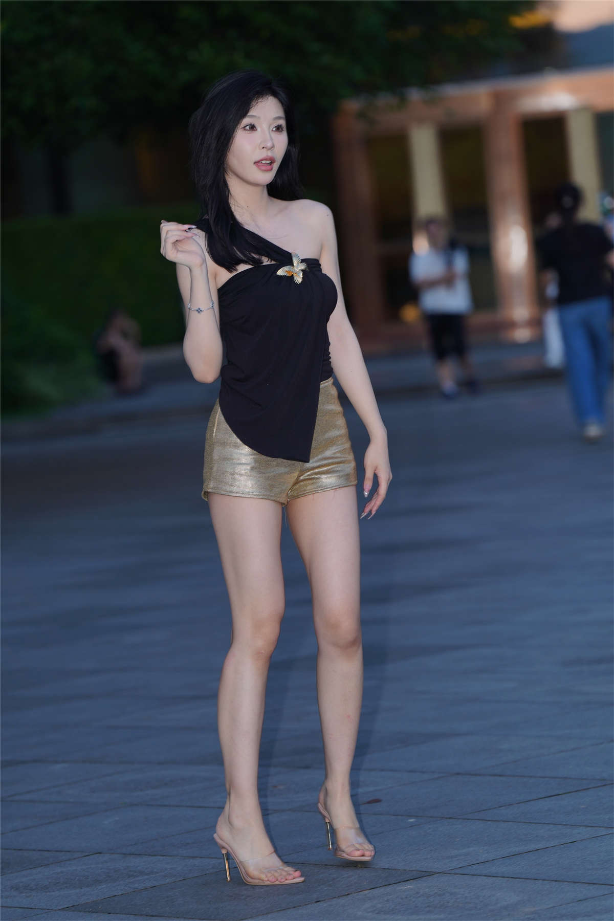 图片[2]-金色短裤美腿-日更街拍
