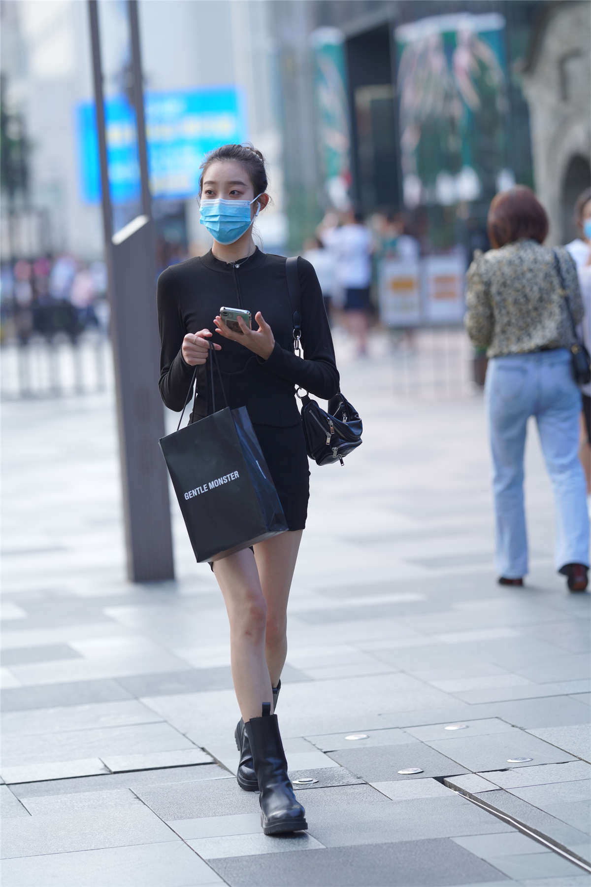 黑色紧身包臀裙-日更街拍