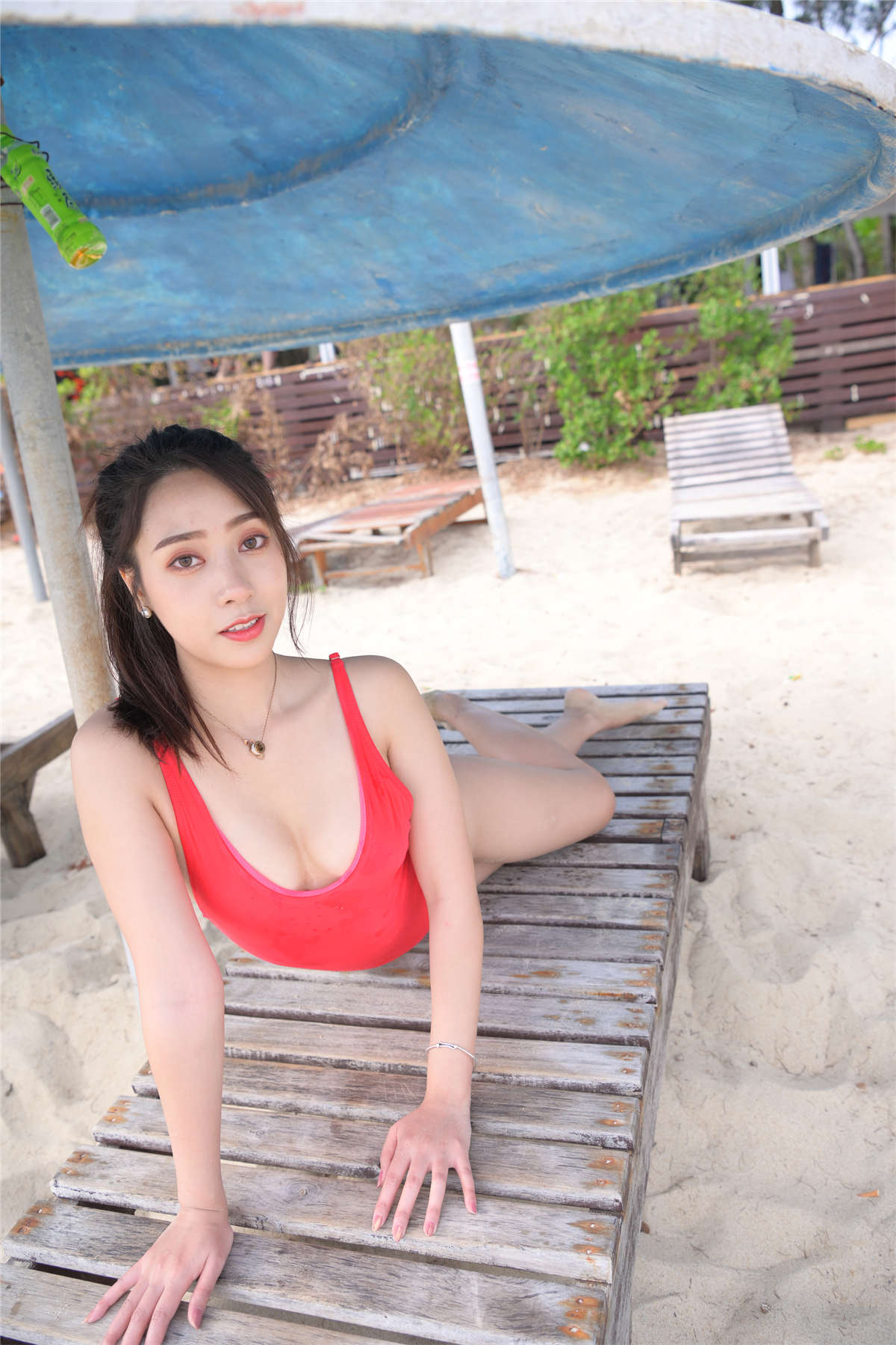 魂魂旅拍摄影作品 红色连体比基尼女孩-日更街拍