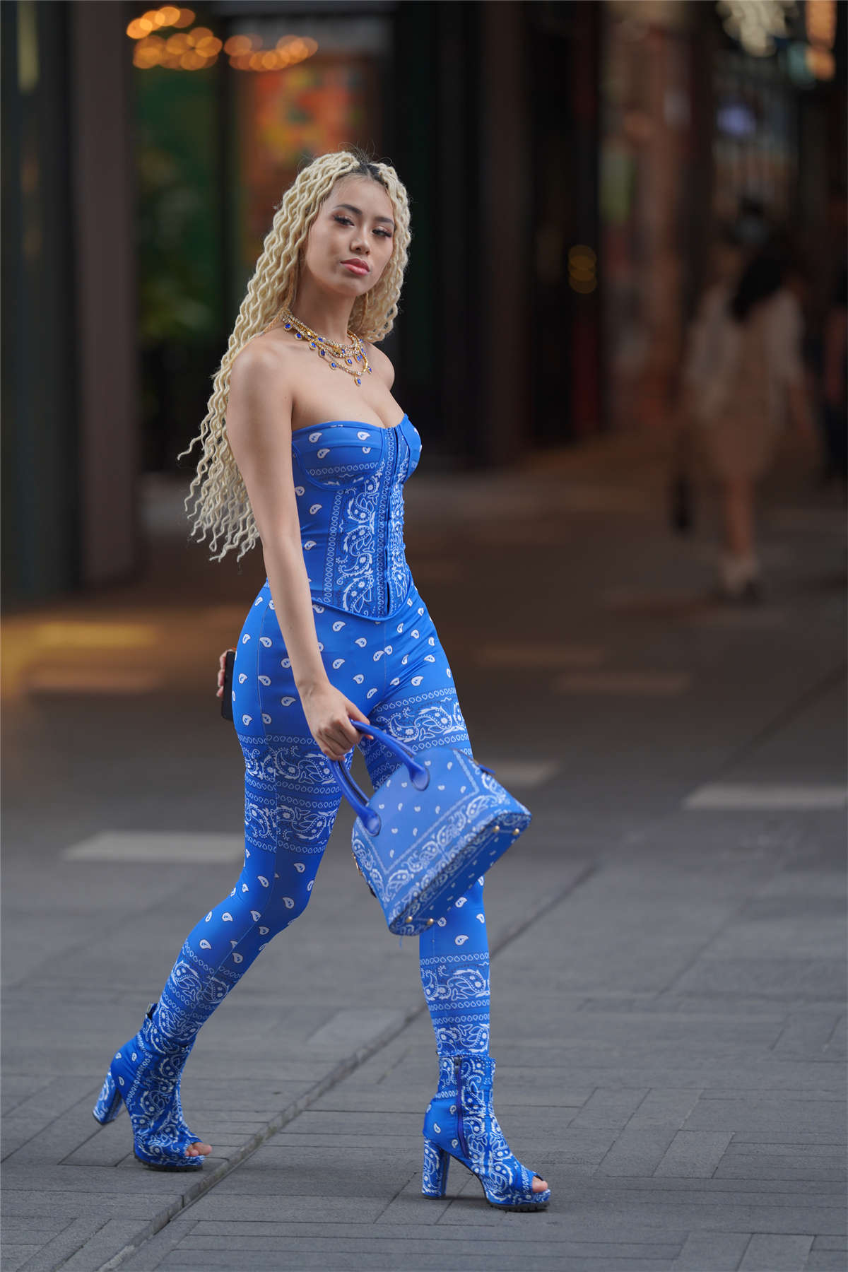 图片[2]-花色连体衣小蛮腰-日更街拍