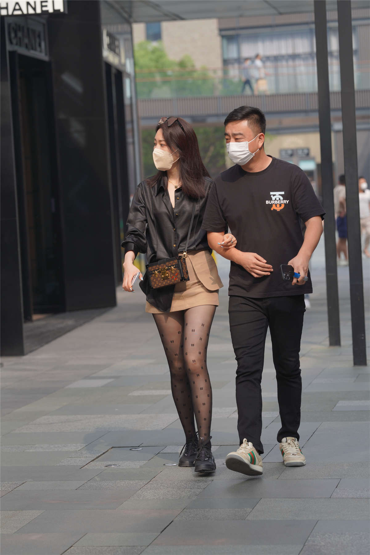 图片[2]-咖色短裙美腿黑丝-日更街拍