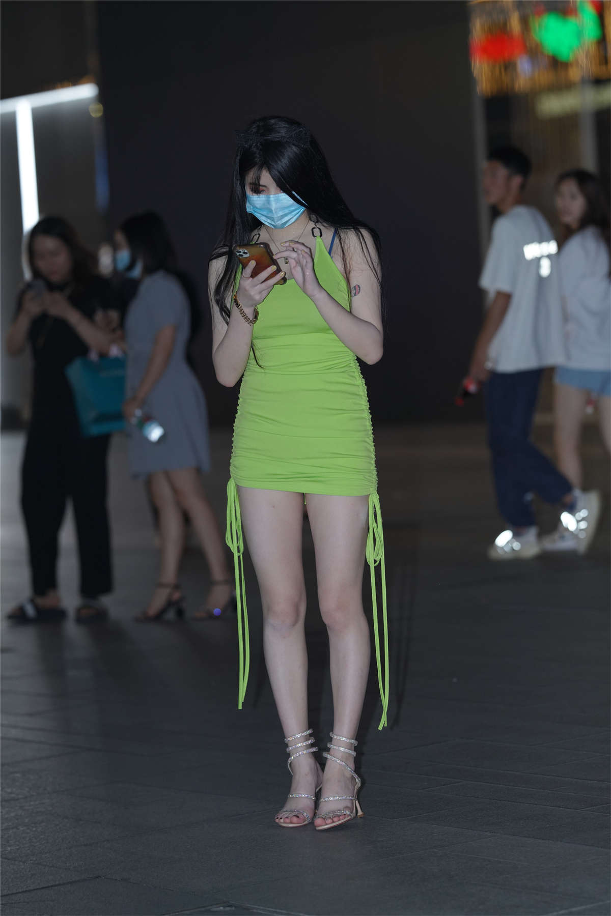 图片[2]-绿色紧身包臀裙-日更街拍