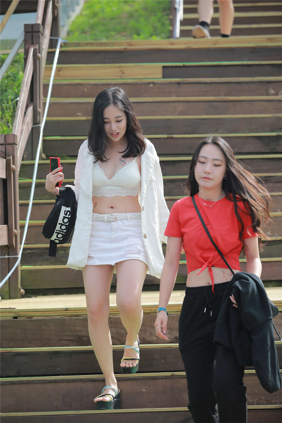 白色紧身包臀裙吊带美胸-日更街拍