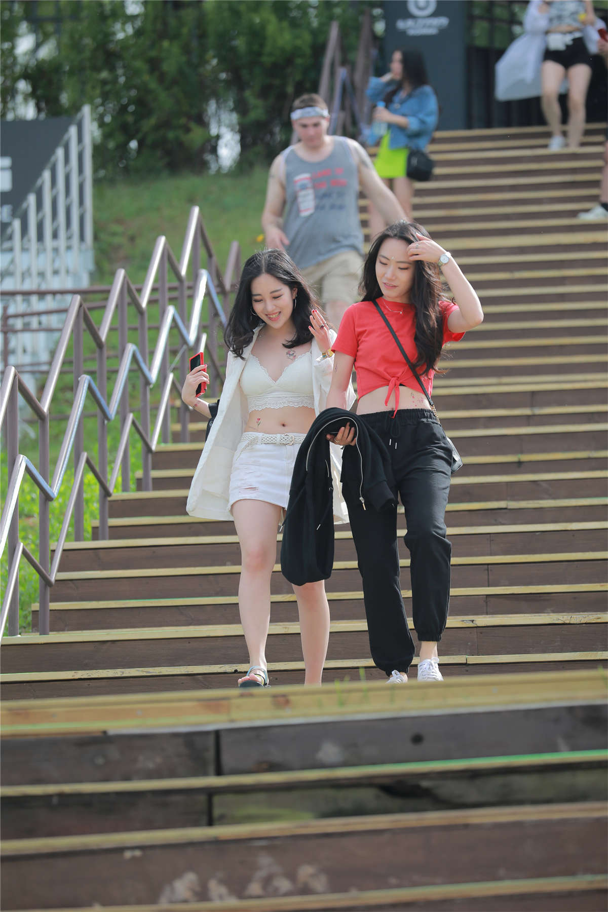 图片[2]-白色紧身包臀裙吊带美胸-日更街拍